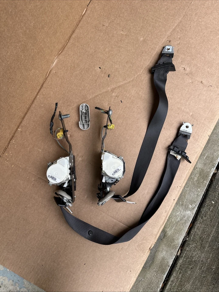 2009 Chevy Silverado GMC Sierra 1500 2500 3500 FRONT Pair Seatbelts CREW Cab OEM - Image 4 of 4