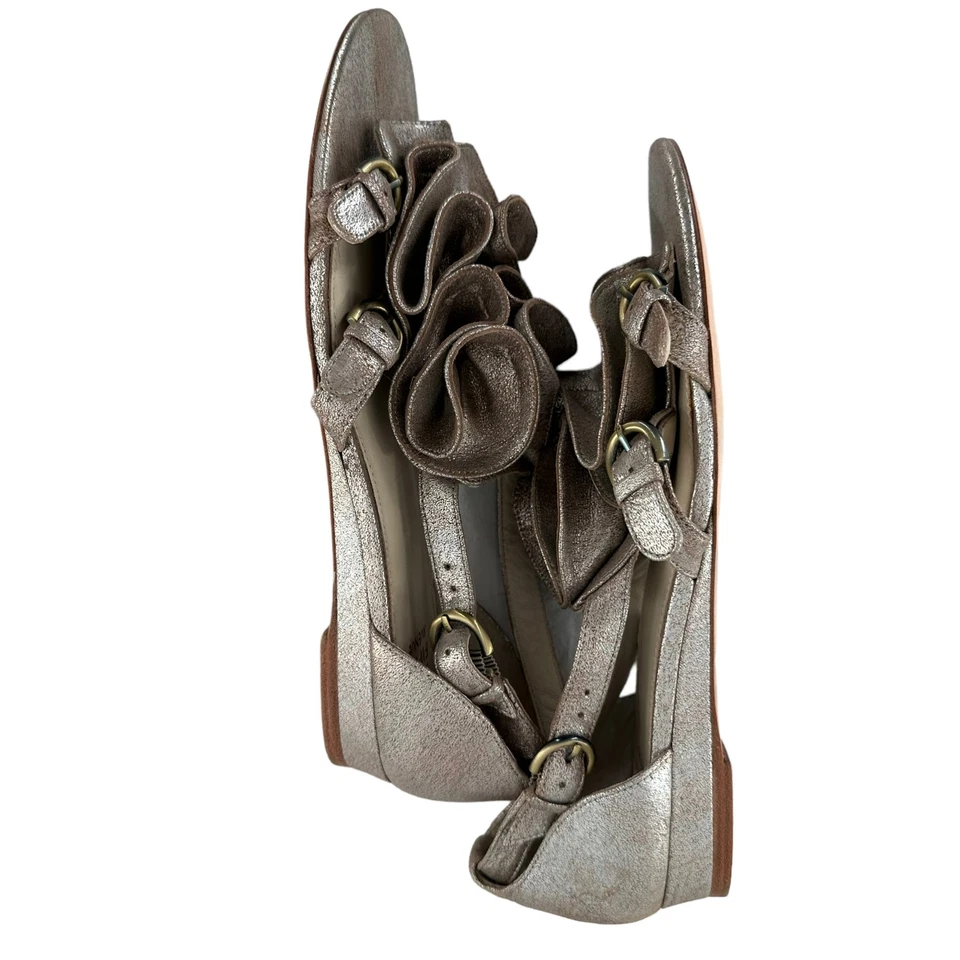 NEW Saks Fifth Avenue Metallic Silver Leather Rosette Flat Sandal Size 8.5 M - Image 4 of 4