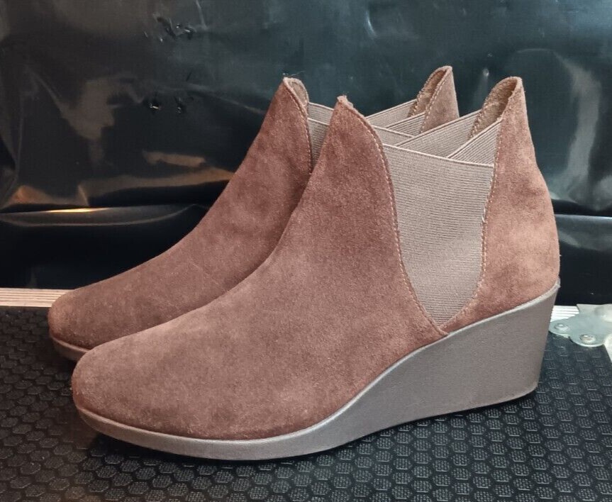 Crocs Women's Leigh Wedge Chelsea boots Suede Leather Ankle