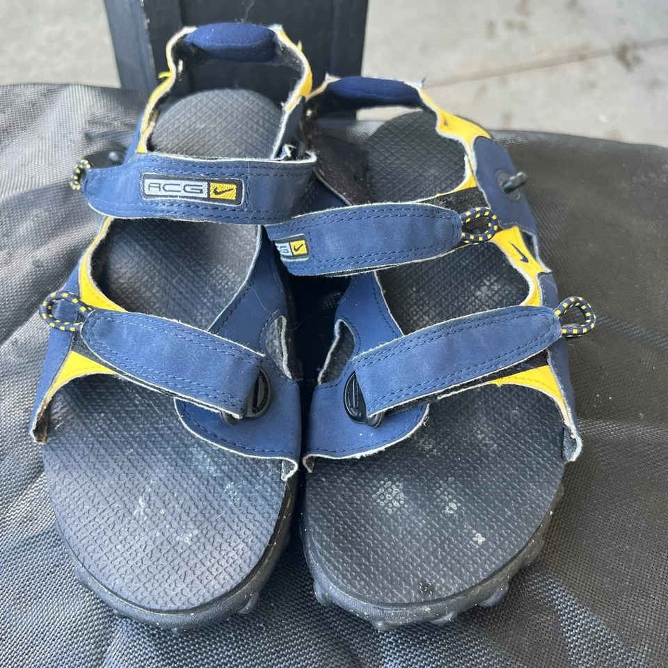 Sandalia deportiva Nike ACG vintage con correa para niños EE. UU. 5 azul amarillo Foto 3 de 4