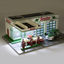 O Scale Sinclair Gasoline Station - Prelit LEDs - 2 Die-Cast Trucks - NEW