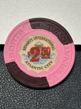 (CLASSIC) $2.50 RESORTS INTERNATIONAL CASINO CHIP ATLANTIC CITY GAMBLING TOKEN