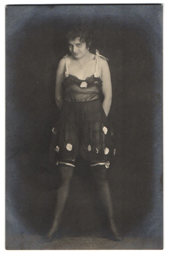 Fotografía Morena En Ropa Interior Mira Verschmizt En La Cámara Desnudo