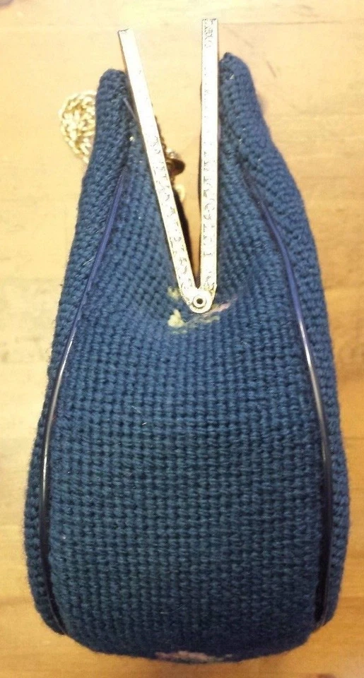 De colección. Bolso de mano azul real, floral, punta de aguja, baguette, correa de eslabones de cadena de latón Foto 4 de 4