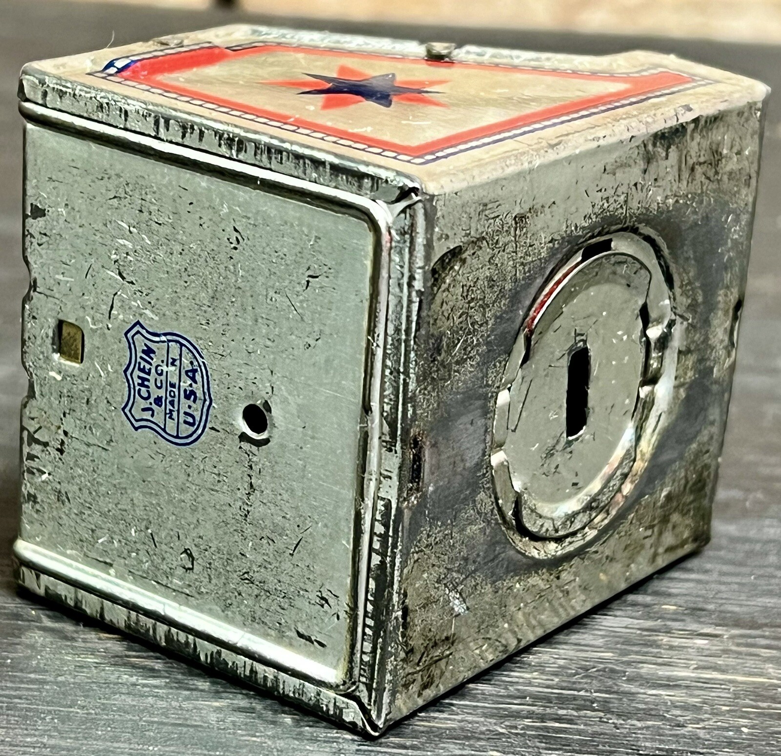 как выглядит Vintage 1950 J. Chein Tin Litho Dime Bank Model Aged Patina Cash Register Metal фото