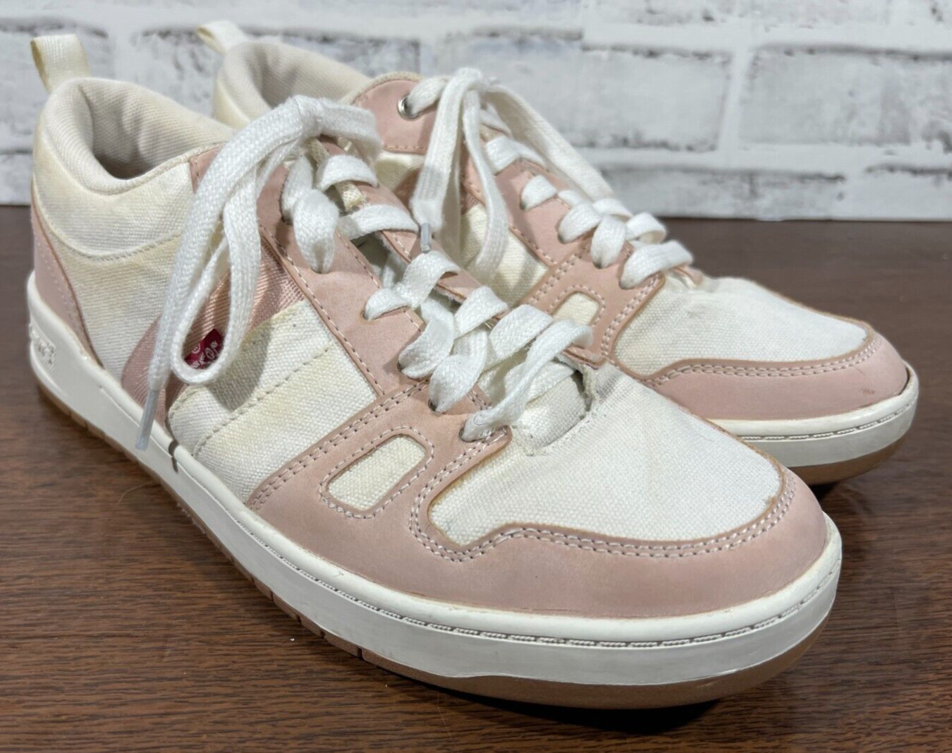 LEVIS Womens Low Top Fashion Sneakers Size 10 Dusty Pink & White Canvas