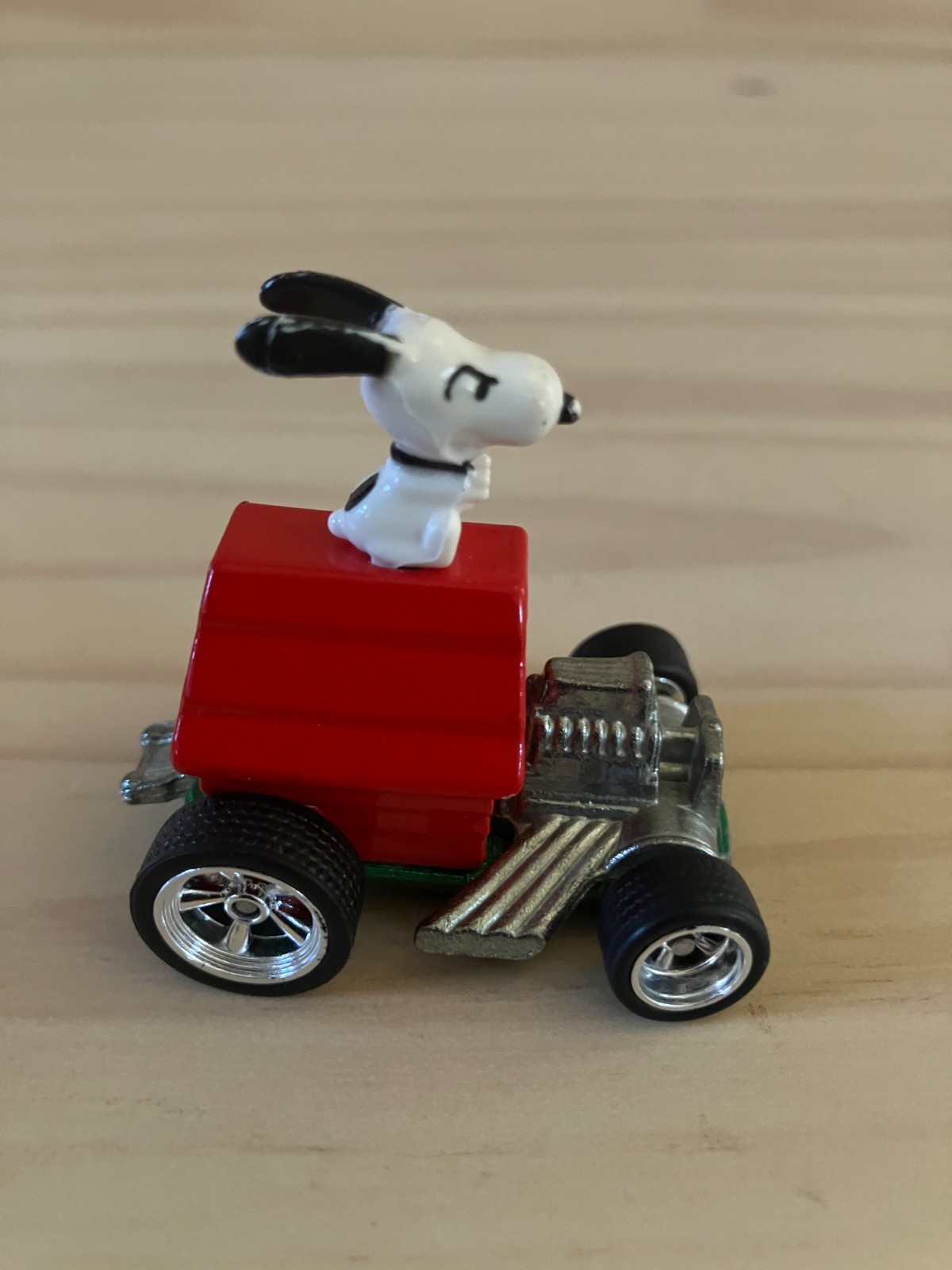 Hot Wheels Snoopy Peanuts Dog House Car DieCast 2015