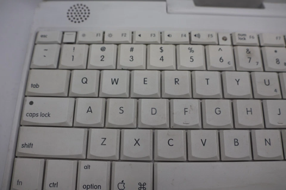 MAC- iBook G4 Laptop 1.2 GHz 12.1" LCD screen Mac OS 10.4.11 Model A1054- 768mb - Image 4 of 4