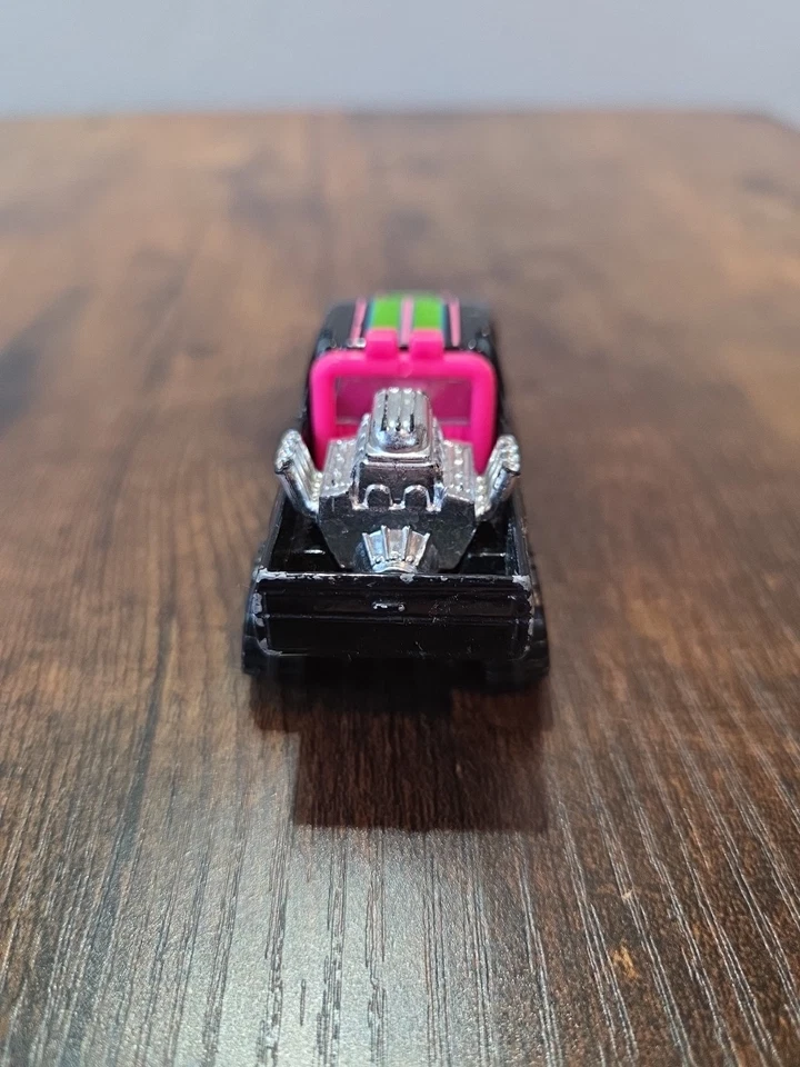 HOT WHEELS TARJETA AZUL COLECCIONISTA # 131 CARROCERÍA RÍGIDA NISSAN NEGRA CON INTERIOR ROSA Foto 4 de 4