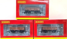 Hornby R6712A BR 5 Plank Open Wagons in BR Bauxite Livery - Triple Pack