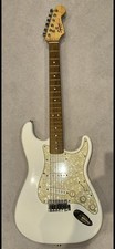 WHITE FENDER STRATOCASTER SQUIER With Case/Bag.