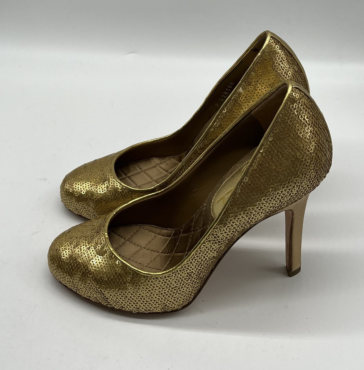 CHANEL グリッターラメパンプス 36 Chanel Gold Sequin Closed Toe Pumps w/ CC Logo on Heel sz 36