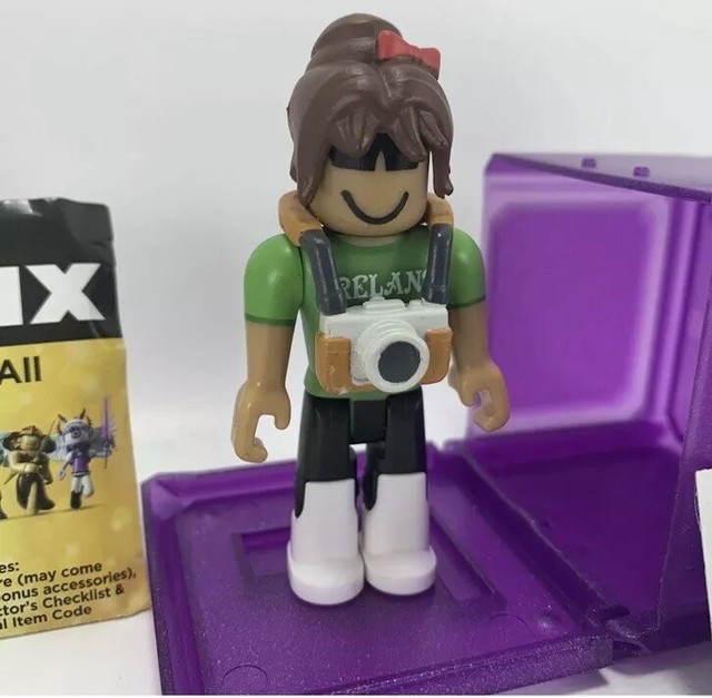 10 Million Robux Man Roblox Mini Figure W Virtual Code Celebrity Gold Series 3 - 