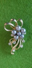 Brosche Modeschmuck mit Perlen ( Kunstperlen ) und Strasssteinen  