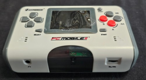 Retro Hyperkin FC MOBILE II (2009) tragbares NES - getestet funktioniert, ohne Netzteil - Bild 4 von 12