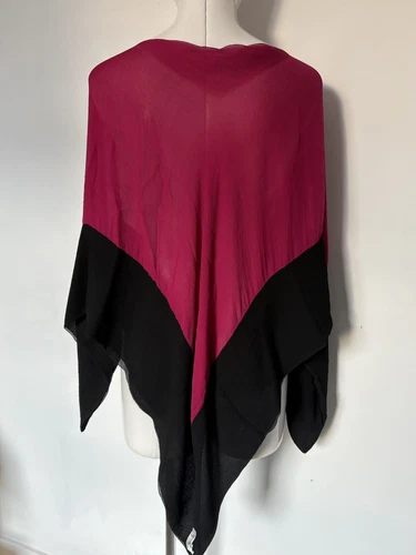 Christian Dior env. Grand poncho en soie rose et noir Colifichets années 50