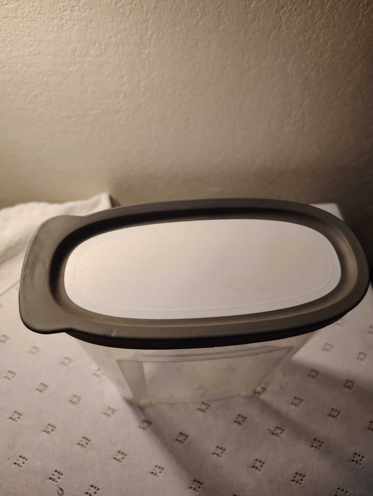 Rubbermaid Food Storage Container Canister #5 Sheer with Black Lid 3 quart