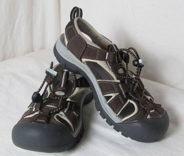 KEEN Youth Brown Waterproof Sandals Sz 4-4.5? (tag is missing) KEEN Youth Brown Waterproof Sandals Sz 4-4.5? (tag is missing)