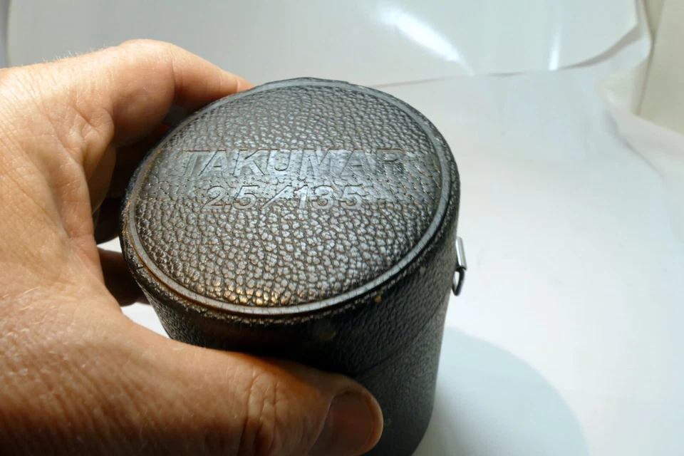 Estuche rígido Pentax para lente SMC-Takumar 135 mm f2,5 M42 (se adapta a 85 mm) Foto 3 de 4