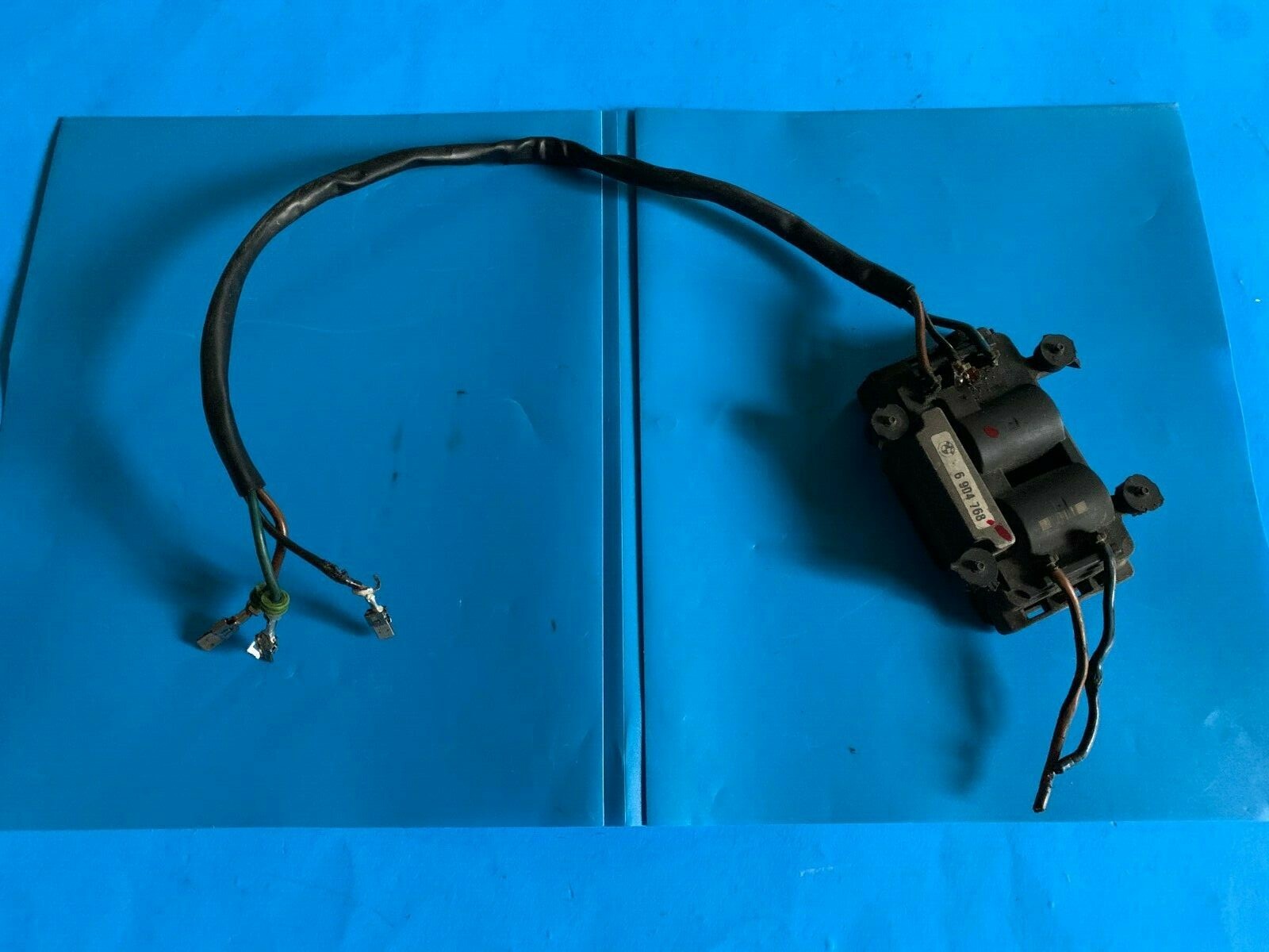 2001-2006 BMW 3 SERIES BOSCH COOLING FAN MOTOR MODULE OEM 6904768  