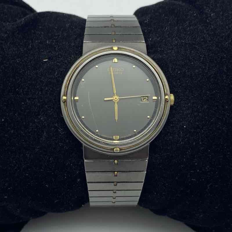 Vintage 1980s Seiko Women's Quartz Watch 2A32-0040 Black Dial Gold Tone 30mm