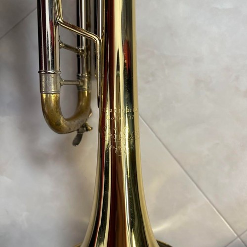Tromba Bach Stradivarius modello 37 oro strumento a fiato custodia rigida boc... - Foto 2 di 20
