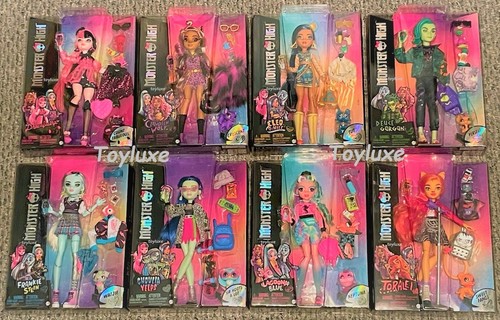 2022 Monster High 3G REBOOT Play Set Lot ALL 8 Dolls & Pet NEW Exclusive In Hand - Picture 1 of 7