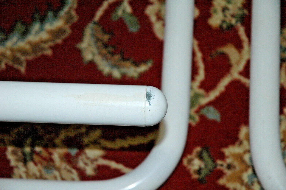 JUEGO DE 4 taburetes de bar Kinetics Mid Century modernos con clip de papel de metal blanco con reposapiés Foto 3 de 4