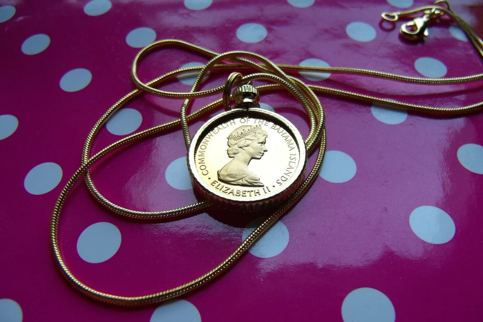 Colgante de moneda a prueba de estrellas de mar de las Bahamas 1972 en una cadena de serpiente llena de oro de 24". Foto 4 de 4