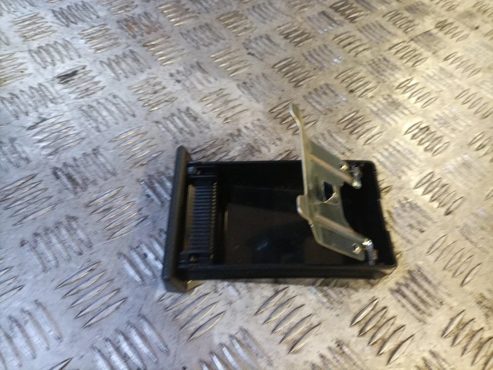 ROVER 200 SALOON 1984-1989 FRONT DASH ASHTRAY - Image 3 of 4