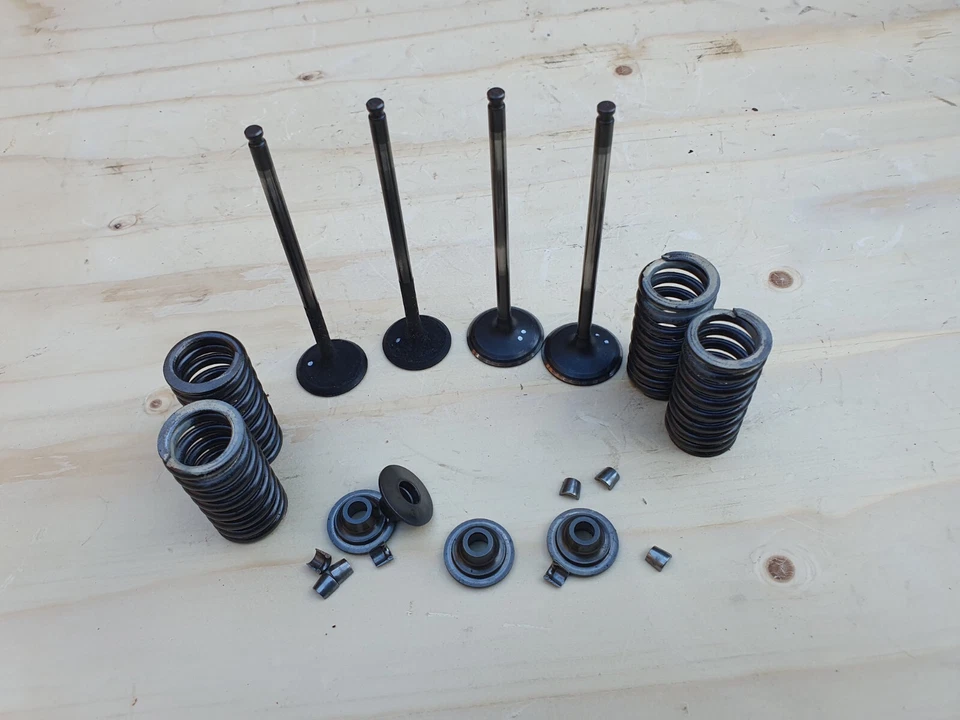 SUZUKI GSXR-750 W 1992-1995 CYLINDER HEAD EXHAUST / INTAKE VALVES - Image 3 of 4