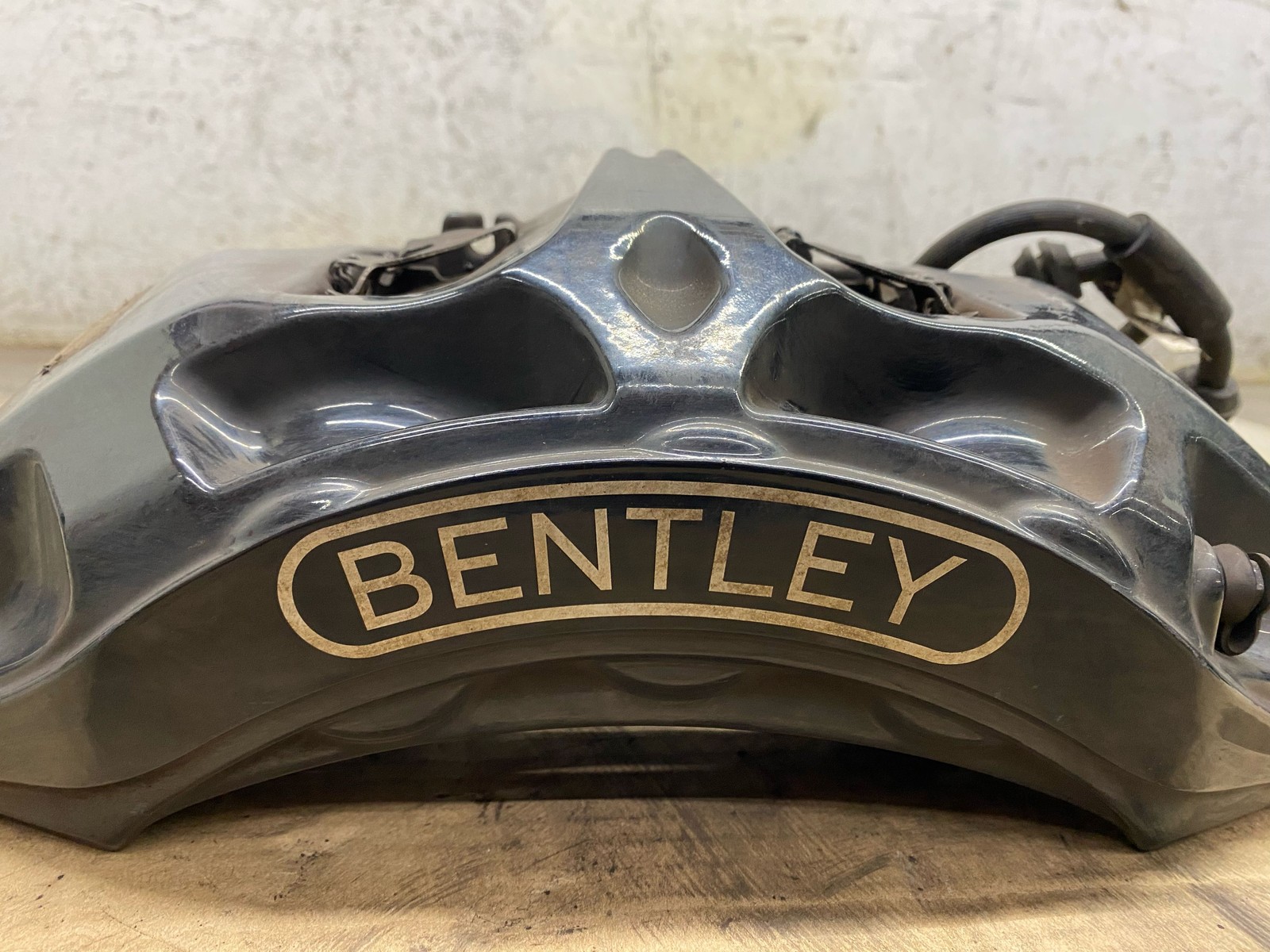 2015-2020 BENTLEY BENTAYGA OEM RH FRONT RIGHT BREMBO BRAKE CALIPER BLACK *109K*