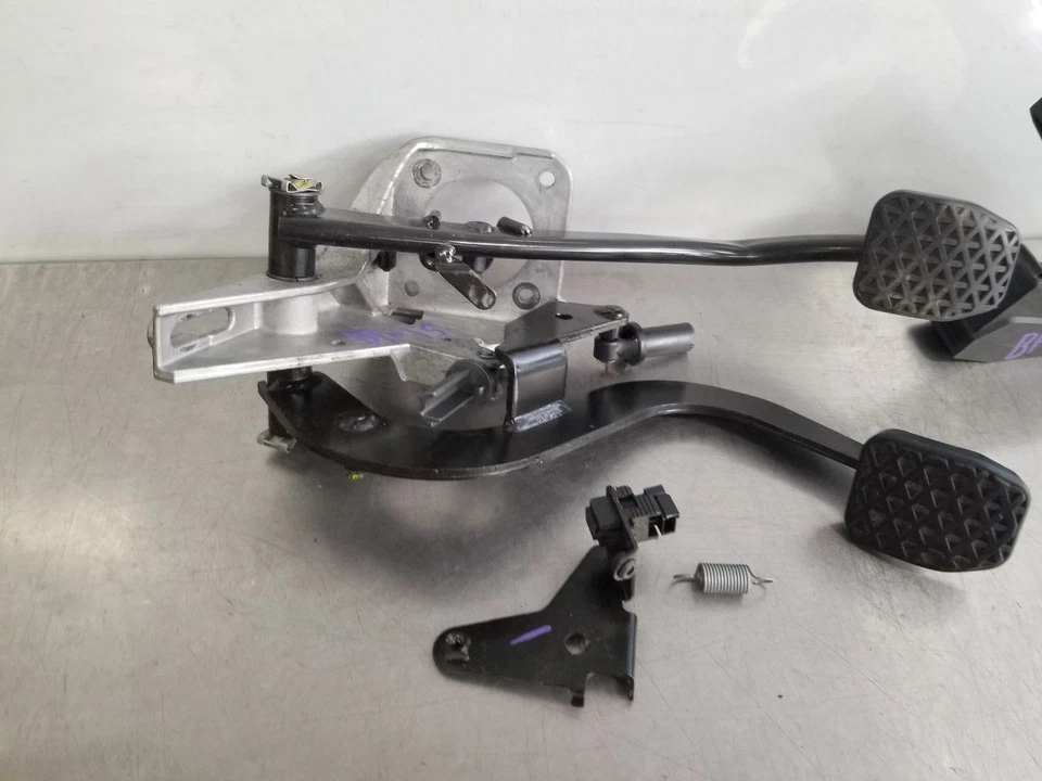 11 2011 宝马 Z4 手动变速器加速器、制动、夹板踏板 3414589 — 第 2/4 张图片