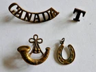 GROUP OF WW1 ASSORTED BRASS COLLAR, SHOULDER BADGES ETC