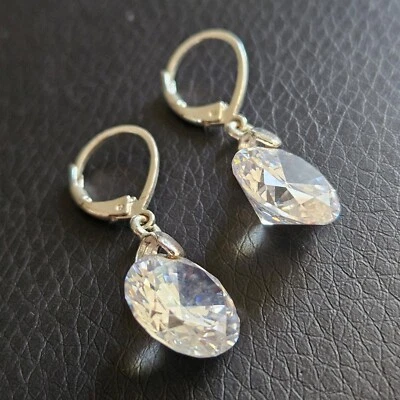 Paire boucles d'oreille pendantes cristal brillant taille coussin argentées - Photo 1/4