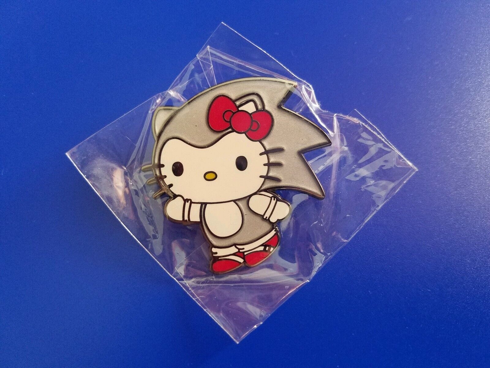 SDCC 2016 Sanrio Hello Kitty x Sonic the Hedgehog Limited edition Pin 