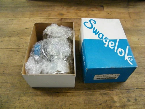 SWAGELOK S-2000-3TTS 1 1/4 tube x 1 5/8-12 thread tee carbon steel branch