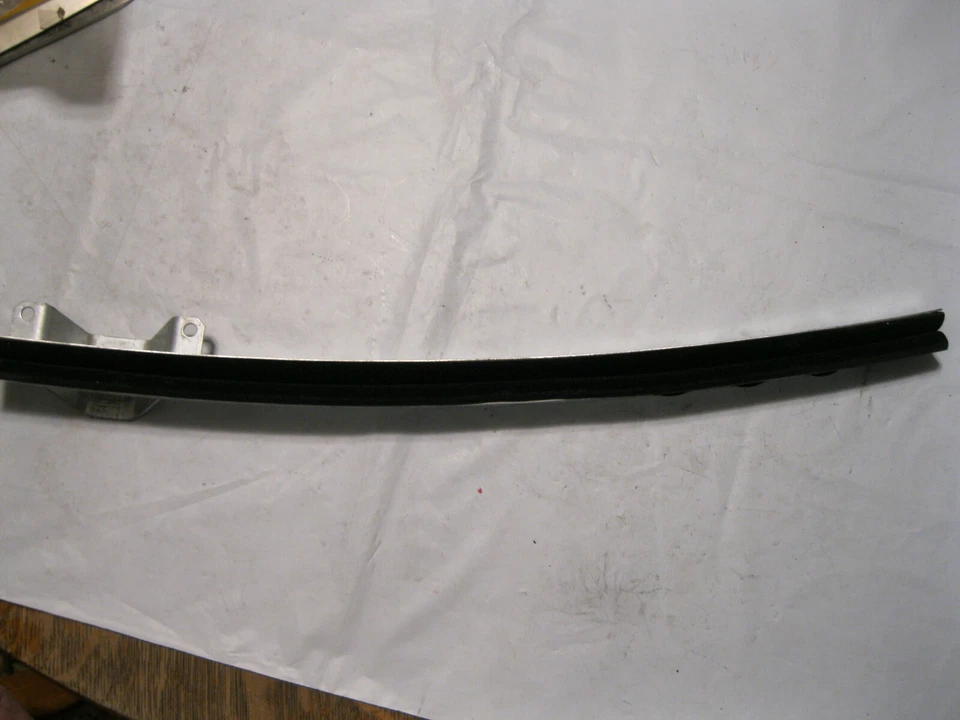 Genuine GM OEM 24414664 Front Side Door Window Rear Guide Foto 3 de 4