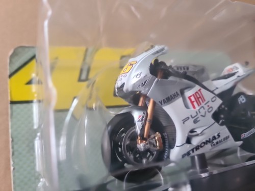 PANINI ROSSI COLLECTION - 2009 YAMAHA YZR-M1 - VALENTINO - 1/18 scale model New - Picture 4 of 16