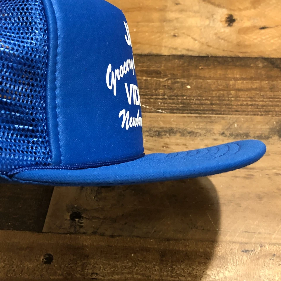 De Colección Newburg Sombrero Snapback Gorra Camionero Para Hombres Azul Jr's Comestibles Missouri Años 90 LEER Foto 4 de 4