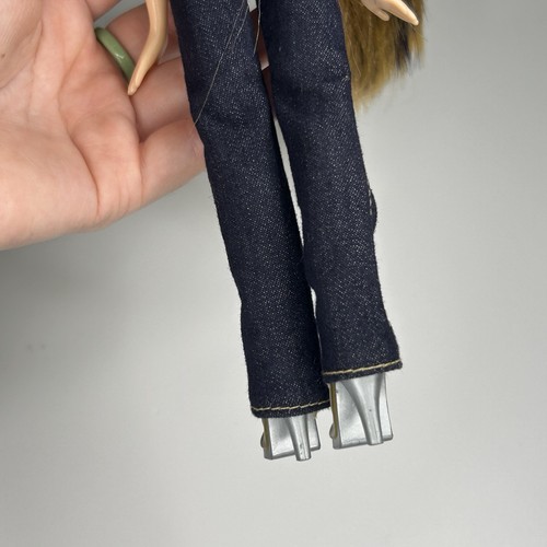 Bratz Magic Hair Cloe Doll, Black Streaks, Original Shoes Outfit Earrings - Picture 9 of 9