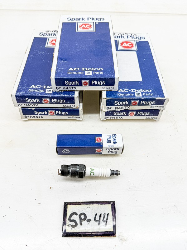 NOS AC DELCO R45TX SPARK PLUGS BOX OF 8 1975 - 1978 GM HEI V8 GM 5614252 SP-44