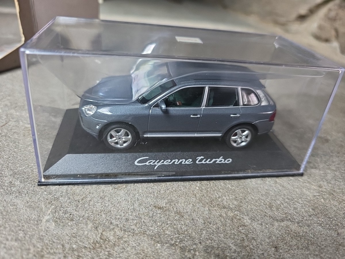 Miniature Porsche Cayenne Turbo Noire – Minichamps 1/43 (neuf)