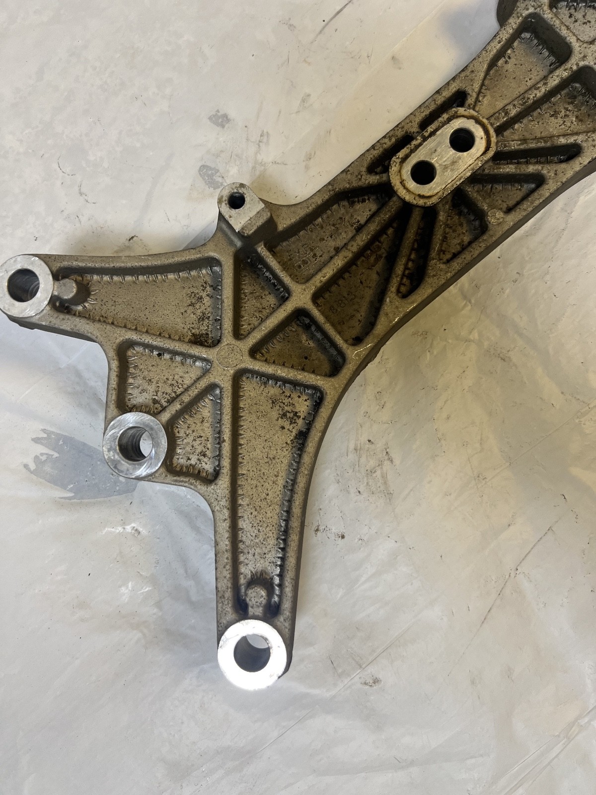 2014-2020 MASERATI GHIBLI S RWD TRANSMISSION CROSSMEMBER BRACKET MOUNT SUPPORT