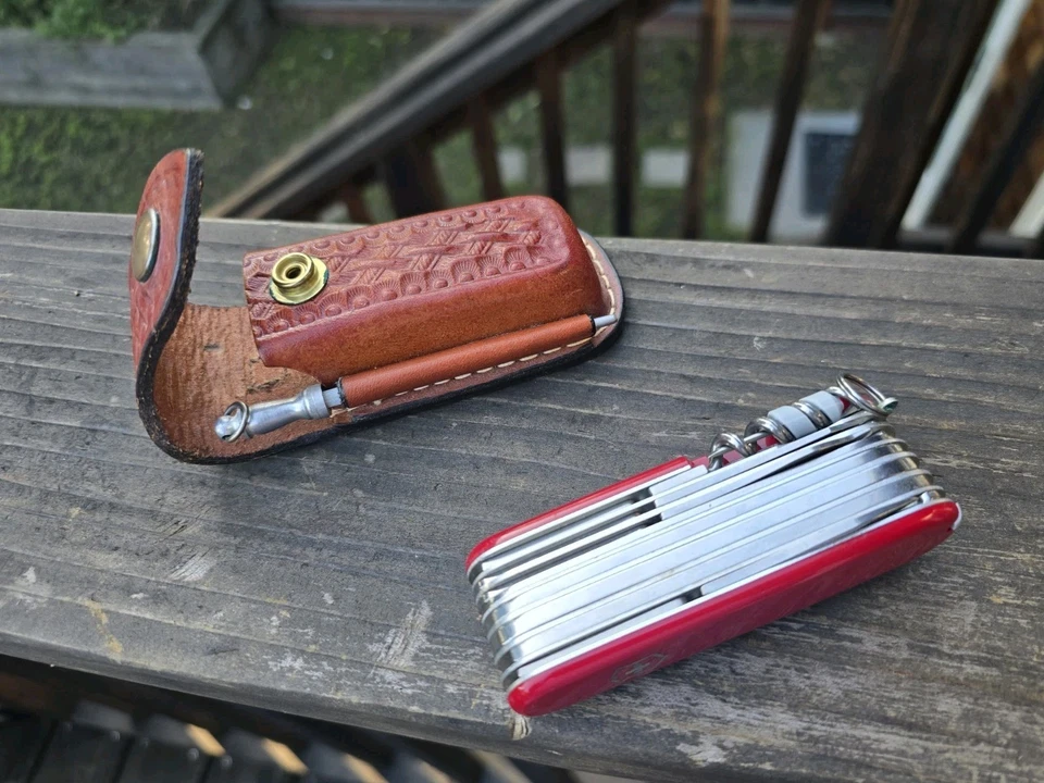 Швейцарский армейский нож Victorinox с кожаным чехлом и точилкой офицер Suisse 14 лезвие - Изображение 4 из 4