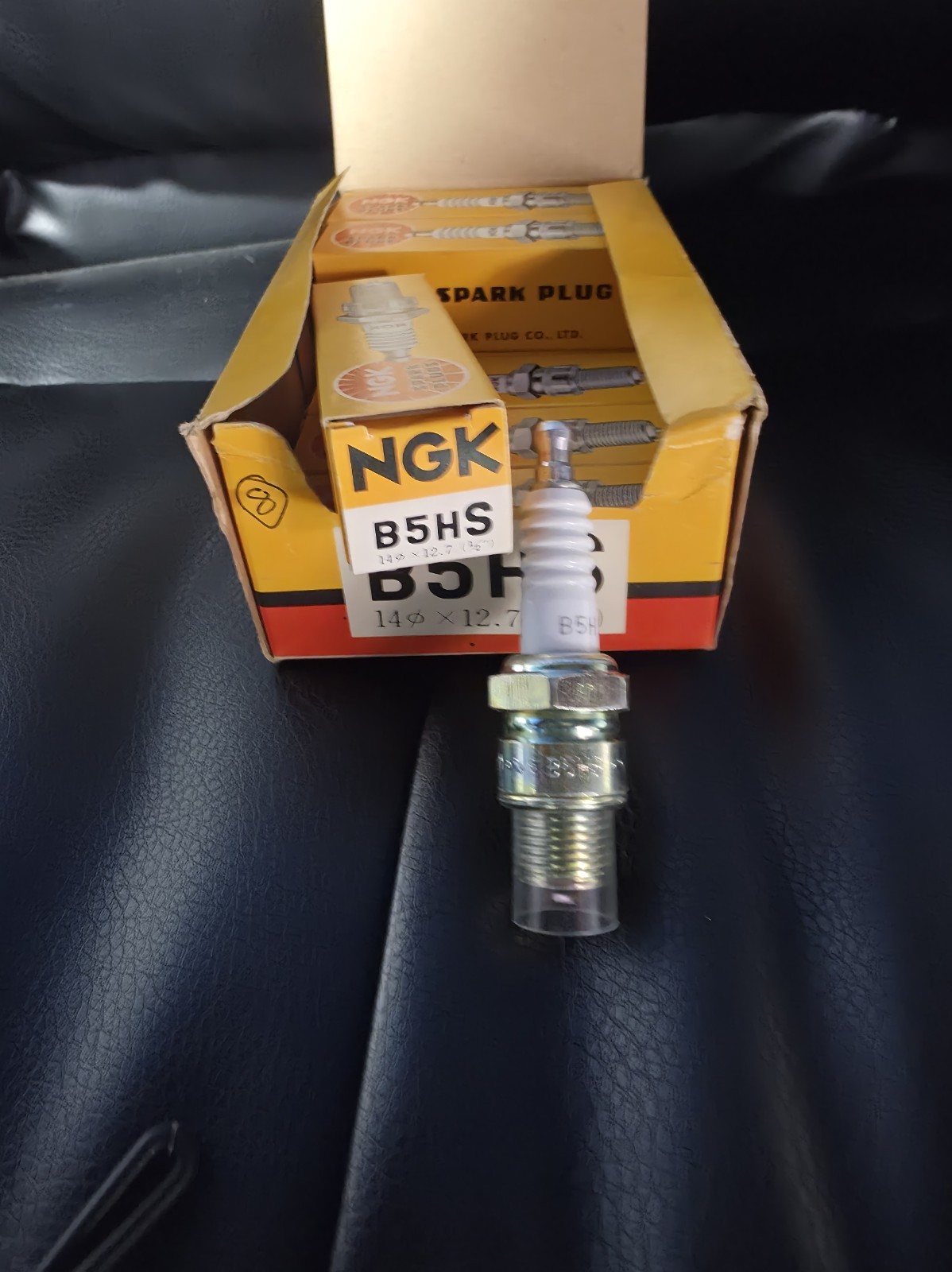 B5HS NEW NGK STANDARD SPARK PLUG LOT OF 8 FREE SHIPPING