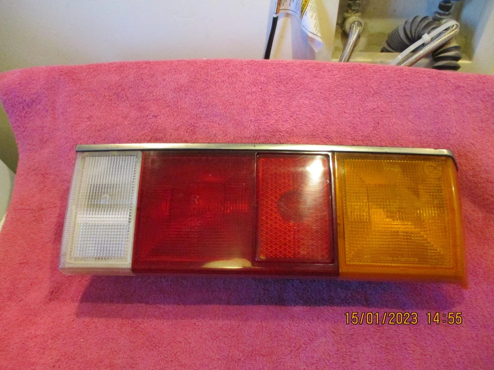 VOLKSWAGEN SCIROCCO 1975-1981 MONTAJE LUZ TRASERA DERECHA DE FÁBRICA ENVÍO GRATUITO Foto 3 de 4