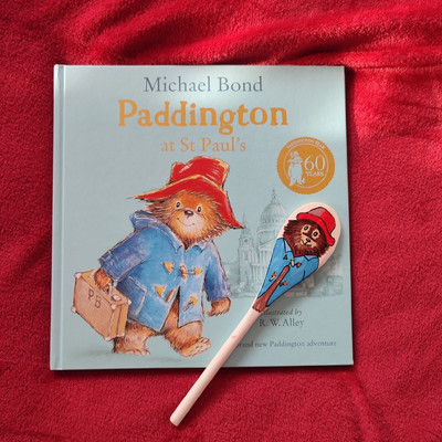 PADDINGTON BEAR AT ST PAUL'S STORY BOOK & HANDBEMALTER GESCHICHTENLÖFFEL AUS HOLZ