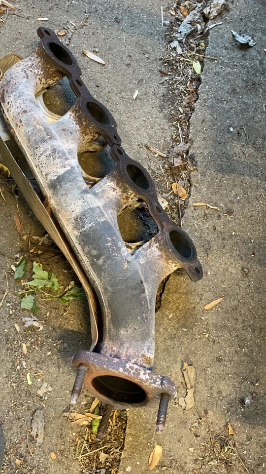 Chevrolet Silverado 2500HD 2003-2006 colector de escape derecho e izquierdo 6,0 Foto 3 de 4