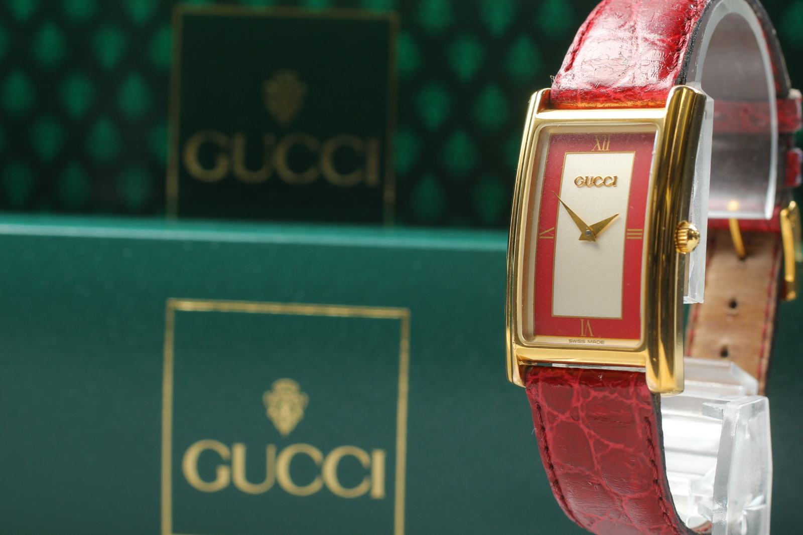 GUCCI 3900L QZ Red Leather Ladies Watch with Gold Plating Full Set Box Papers